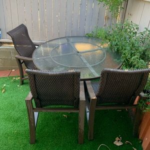5 seater patio table !comes with 2 spinning chairs